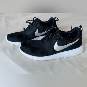 NIKE Roshes Black Size 9